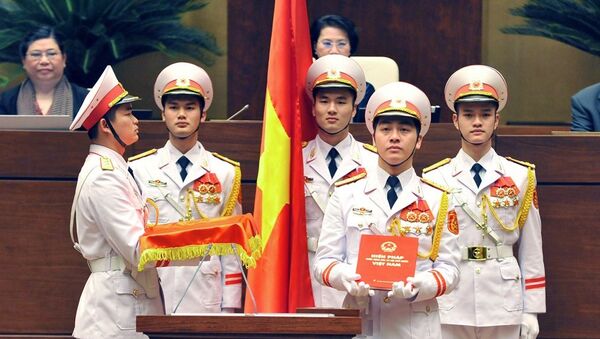 Đội nghi lễ dâng cuốn Hiến pháp Việt Nam trong Lễ tuyên thệ - Sputnik Việt Nam
