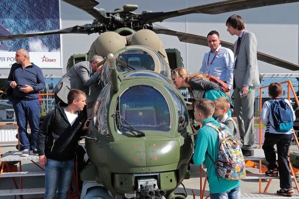 Các vị khách dự Diễn đàn Quân đội -2018 bên chiếc máy bay trực thăng vận tải-chiến đấu Mi-35M (phiên bản nâng cấp của Mi-24) - Sputnik Việt Nam