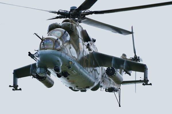 Máy bay trực thăng Mi-24 - trên thao trường quân sự Chebarkulskiy (Nam Ural). - Sputnik Việt Nam