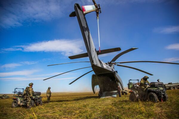 Đổ bộ đơn vị cơ động đường không từ máy bay trực thăng Mi-26 trong cuộc diễn tập “Vostok-2018” - Sputnik Việt Nam