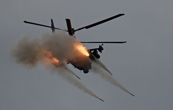 Chuyến bay trình diễn của máy bay trực thăng tấn công Ka-52 Alligator có sử dụng vũ khí trên khoang. - Sputnik Việt Nam