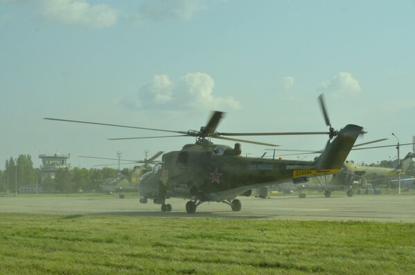 Máy bay trực thăng tấn công-vận tải công Mi-24 Krokodil” chuẩn bị cất cánh. - Sputnik Việt Nam