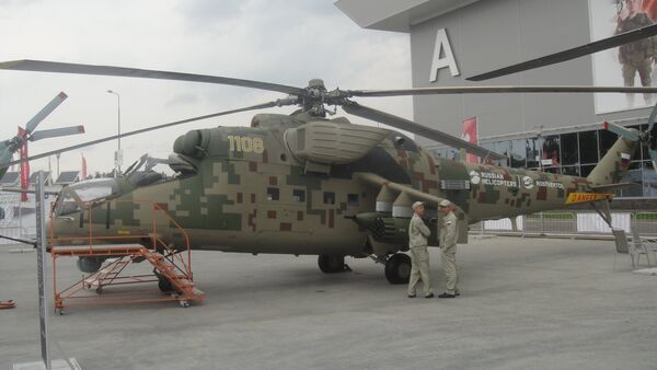 Máy bay trực thăng tấn công-vận tải Mi-35P  (phiên bản cải tiến sâu của Mi-24) trên bãi đậu của Diễn đàn “Quân đội 2018”. - Sputnik Việt Nam