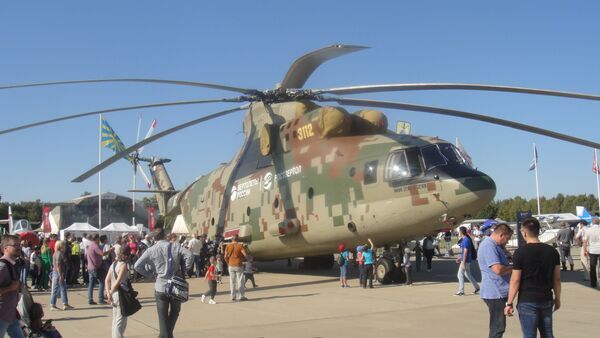 Máy bay trực thăng vận tải quân sự khổng lồ Mi-26T2V tại căn cứ không quân “Kubinka” ngoại ô Matxcơva. - Sputnik Việt Nam