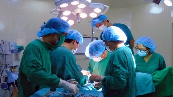 Các bác sĩ tiến hành phẫu thuật chữa trị cho ca gãy “súng” hi hữu tại Đồng Nai - Sputnik Việt Nam