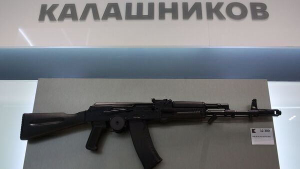 Tiểu liên AK-74 trên giá trưng bày của tập đoàn Kalashnikov, khai trương tại sân bay Sheremetyevo - Sputnik Việt Nam