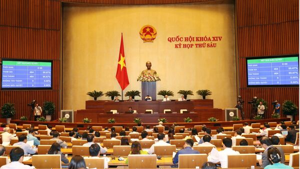Quốc hội biểu quyết thông qua Nghị quyết xác nhận kết quả lấy phiếu tín nhiệm đối với 48 chức danh được Quốc hội bầu hoặc phê chuẩn với 100% đại biểu đồng ý (464/464). - Sputnik Việt Nam