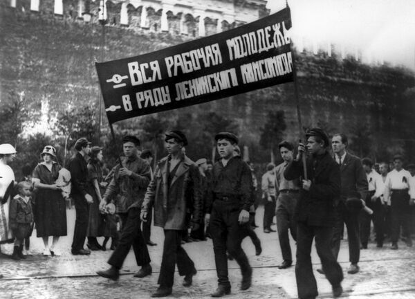 Đội hình  Đoàn Thanh niên Cộng sản Lenin Nga tại cuộc mit tinh ngày1 tháng Năm tại Moskva, 1924 - Sputnik Việt Nam