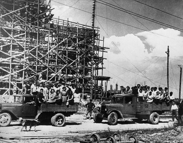 Thanh niên Xô viết đến công trường xây dựng xưởng đóng tàu ở Komsomolsk-na-Amur, 1937 - Sputnik Việt Nam