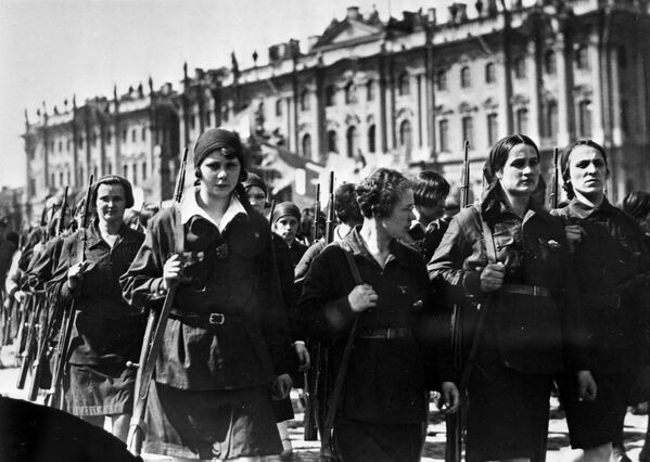 Đoàn viên Komsomol trong cuộc diễu hành ngày 1 tháng Năm ở Leningrad, những năm 30. - Sputnik Việt Nam