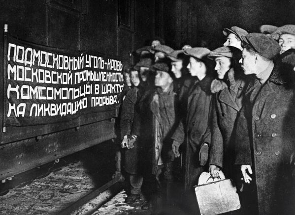 Nhóm đoàn viên Komsomol của Moskva trước khi đi làm việc tại  mỏ  than ngoại ô Moskva, 1930 - Sputnik Việt Nam