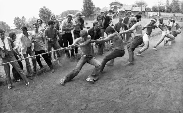 Sinh viên Đại học Tổng hợp Quốc gia Moskva mang tên M.V. Lomonosov trong cuộc thi  liên hoan thể thao, 1976 - Sputnik Việt Nam