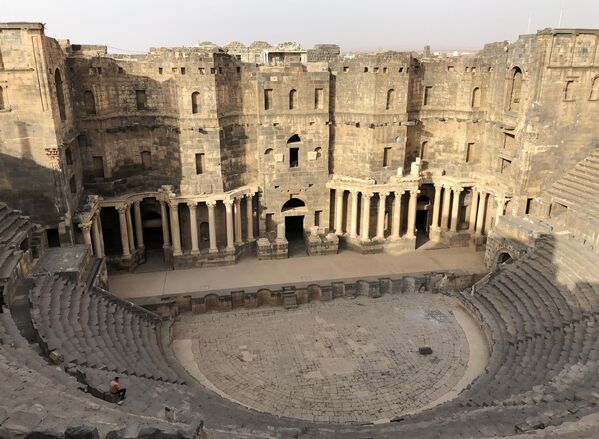 Nhà hát vòng tròn La Mã ở thành phố Bosra thuộc tỉnh Deraa, Syria - Sputnik Việt Nam