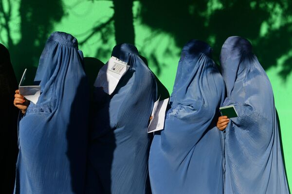 Những người phụ nữ tại trạm bầu cử ở tỉnh Herat, Afghanistan - Sputnik Việt Nam