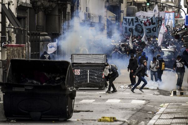 Những người biểu tình đụng độ với cảnh sát ở Buenos Aires - Sputnik Việt Nam