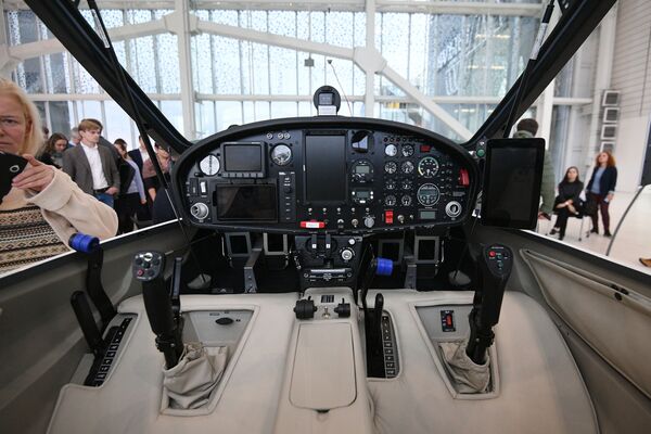 Buồng lái của máy bay điện-phòng thí nghiệm “Albatros” dành cho chuyến bay thẳng vòng quanh thế giới do tập đoàn ROTEK chế tạo. - Sputnik Việt Nam