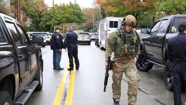 Police officers respond after a gunman opened fire at the Tree of Life synagogue in Pittsburgh Pennsylvania. - Sputnik Việt Nam