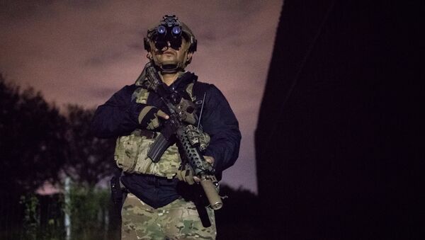 An agent with the U.S. Border Patrol Tactical Unit guards the U.S. side of the border wall with Mexico in Brownsville, Texas, U.S. - Sputnik Việt Nam