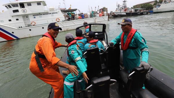 Các nhân viên cứu hộ chuẩn bị tìm kiếm những người sống sót sau vụ tai nạn máy bay JT610 của Lion Air tại Indonesia - Sputnik Việt Nam