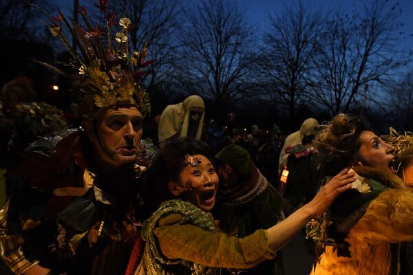 Những người tham gia cuộc diễu hành Halloween «Macnas» ở Ireland - Sputnik Việt Nam