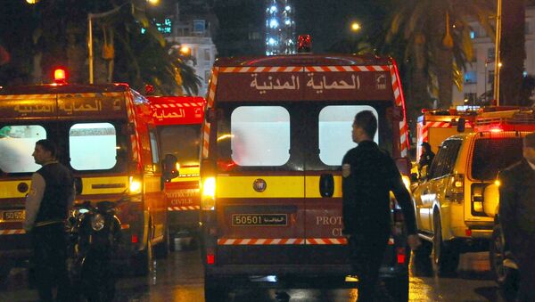 Полиция и машины скорой помощи на месте взрыва в Тунисе - Sputnik Việt Nam