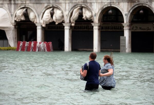 Cặp đôi trên quảng trường St. Mark bị ngập lụt ở Venice - Sputnik Việt Nam