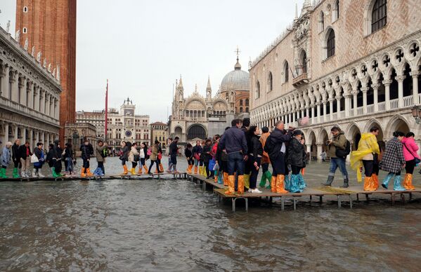 Mọi người trên Quảng trường St. Mark ngập nước ở Venice - Sputnik Việt Nam