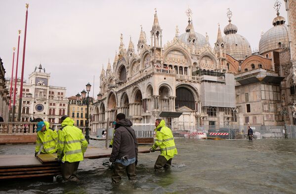 Công nhân dựng lễ đài trên Quảng trường St. Mark bị ngập lụt ở Venice - Sputnik Việt Nam