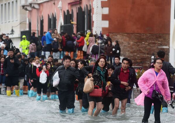 Khách du lịch trên các con phố bị ngập lụt của Venice - Sputnik Việt Nam