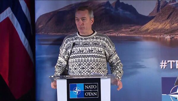 Bộ trưởng Quốc phòng Na Uy xuất hiện tại cuộc họp báo với chiếc áo len in hình cá - Sputnik Việt Nam