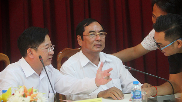 Ông Trần Việt Trường (bìa trái) trao đổi với các phóng viên sau buổi giao ban báo chí ngày 30-10 - Sputnik Việt Nam