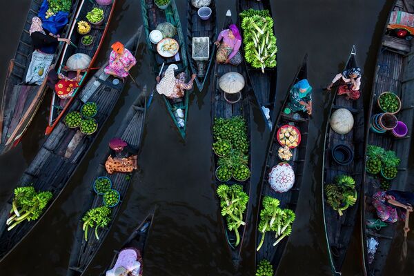 Bức ảnh Floating Market (Chợ nổi) của nhiếp ảnh gia Sina Falker, giải nhất trong hạng mục “Sắc màu”, Floating Market cuộc thi SIPA Contest Photographer of the Year 2018 - Sputnik Việt Nam