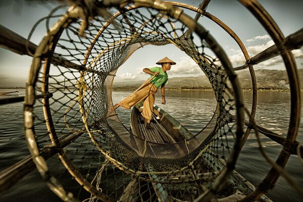 Bức ảnh Fisherman tại Inle Lake (Người đánh cá trên hồ Inle) của nhiếp ảnh gia Yinzhi Pan, giải nhất trong hạng mục Dưới 20, cuộc thi SIPA Contest Photographer of the Year 2018 - Sputnik Việt Nam