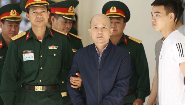 Lực lượng chức năng dẫn giải bị cáo Đinh Ngọc Hệ vào phiên xét xử. - Sputnik Việt Nam