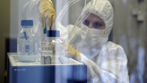 Сотрудница лаборатории ГУ НИИ эпидемиологии и микробиологии имени Н.Ф. Гамалеи, где российские ученые разработали вакцину против лихорадки Эбола - Sputnik Việt Nam
