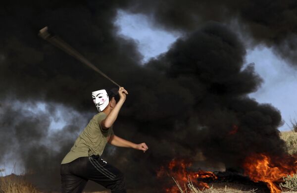 Người biểu tình ném đá vào quân lính Israel trên biên giới Dải Gaza với Israel - Sputnik Việt Nam