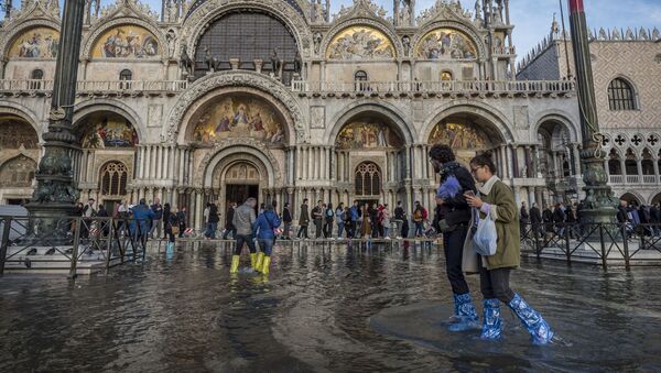 Người đi trên Quảng trường St. Mark bị ngập lụt ở Venice - Sputnik Việt Nam