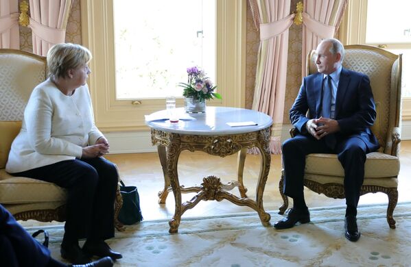 Tổng thống Nga Vladimir Putin và Thủ tướng Đức Angela Merkel trong một cuộc gặp - Sputnik Việt Nam