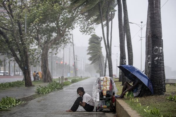 Người bán rong trên đường phố trong cơn bão Yutu ở Philippines - Sputnik Việt Nam