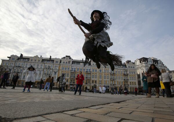 Cô gái mặc trang phục phù thủy cùng với cây chổi trong sự kiện Zombie Walk ở trung tâm Kiev - Sputnik Việt Nam
