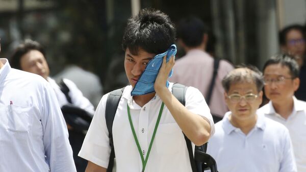 Người dân trên phố đi bộ Tokyo thời điểm nắng nóng - Sputnik Việt Nam