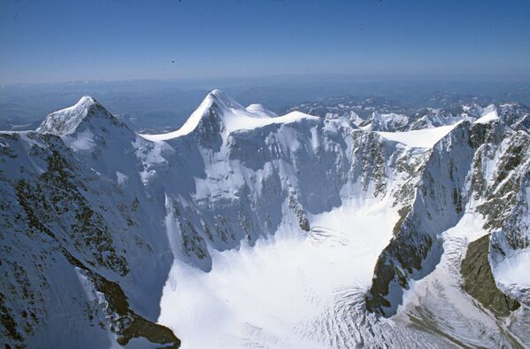 Núi Belukha – dãy núi ba ngọn linh thiêng của vùng Gorny Altai. - Sputnik Việt Nam