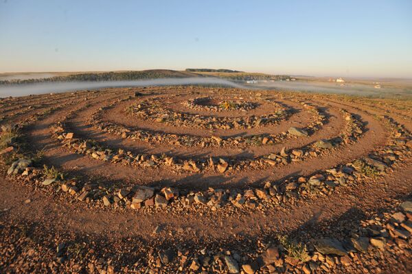 Vòng cầu may trên đồi Shaman trong khu bảo tồn lịch sử-văn hóa Arkaim. Thành phố cổ Arkaim ở khu vực Chelyabinsk là khu dân cư cổ ở khu vực Nam Ural thời Trung cổ (khoảng năm 3-2 trước Công Nguyên). - Sputnik Việt Nam