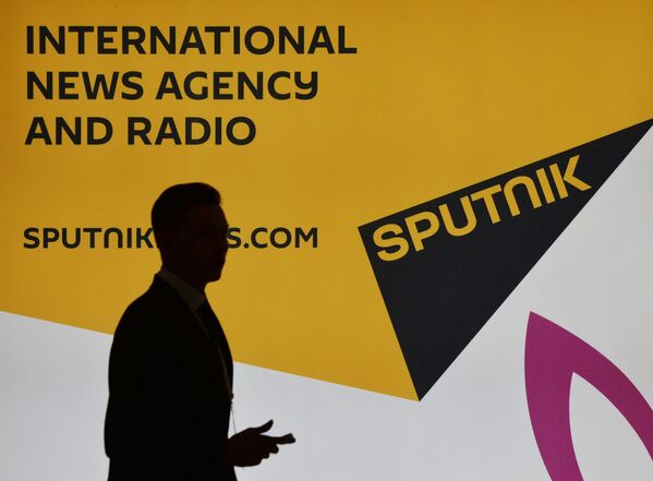 Thành viên dự Diễn đàn Kinh tế phương Đông trên đảo Nga, thành phố Vladivostok, bên bảng thông tin của hãng thông tấn và phát thanh quốc tế Sputnik - Sputnik Việt Nam