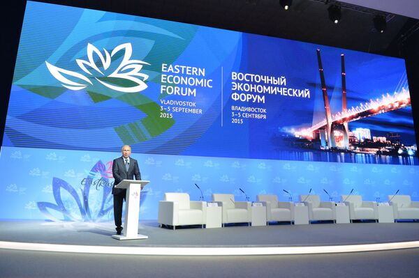 Tổng thống Nga Vladimir Putin phát biểu tại nghi lễ trọng thể khai mạc Diễn đàn Kinh tế Đông lần thứ nhất ở Vladivostok - Sputnik Việt Nam
