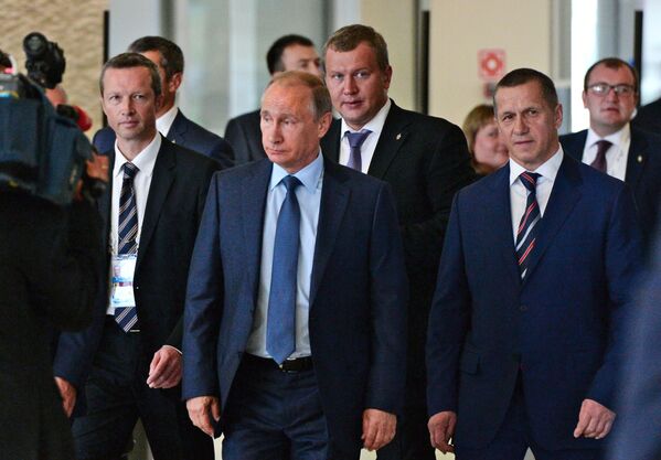 Tổng thống Nga Vladimir Putin và đặc phái viên của Tổng thống  tại  Khu LB Viễn Đông Yuri Trutnev trong nghi lễ trọng thể khai mạc Diễn đàn Kinh tế Đông lần thứ nhất ở Vladivostok - Sputnik Việt Nam