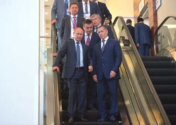 Tổng thống Nga Vladimir Putin và đặc phái viên của Tổng thống  tại  Khu LB Viễn Đông Yuri Trutnev trong nghi lễ trọng thể khai mạc Diễn đàn Kinh tế Đông lần thứ nhất ở Vladivostok - Sputnik Việt Nam