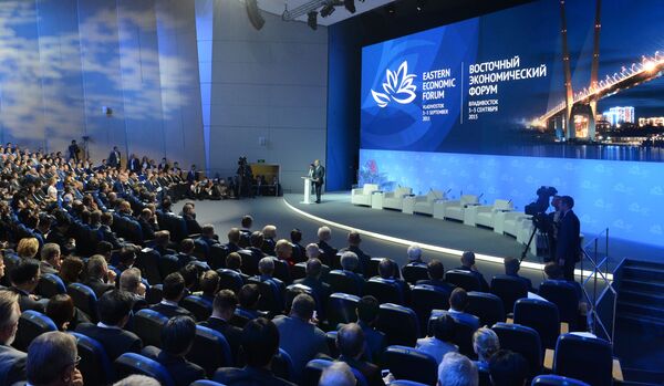 Tổng thống Nga Vladimir Putin phát biểu tại nghi lễ trọng thể khai mạc Diễn đàn Kinh tế Đông lần thứ nhất ở Vladivostok - Sputnik Việt Nam