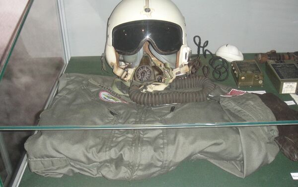 Bộ đồ bay, mũ bay và máy bộ đàm khẩn cấp của phi công Mỹ - Sputnik Việt Nam