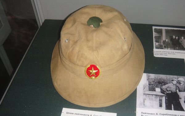 Chiếc mũ sắt của chuyên gia quân sự Liên Xô phụ trách liên lạc Alexei Skreblyukov - Sputnik Việt Nam